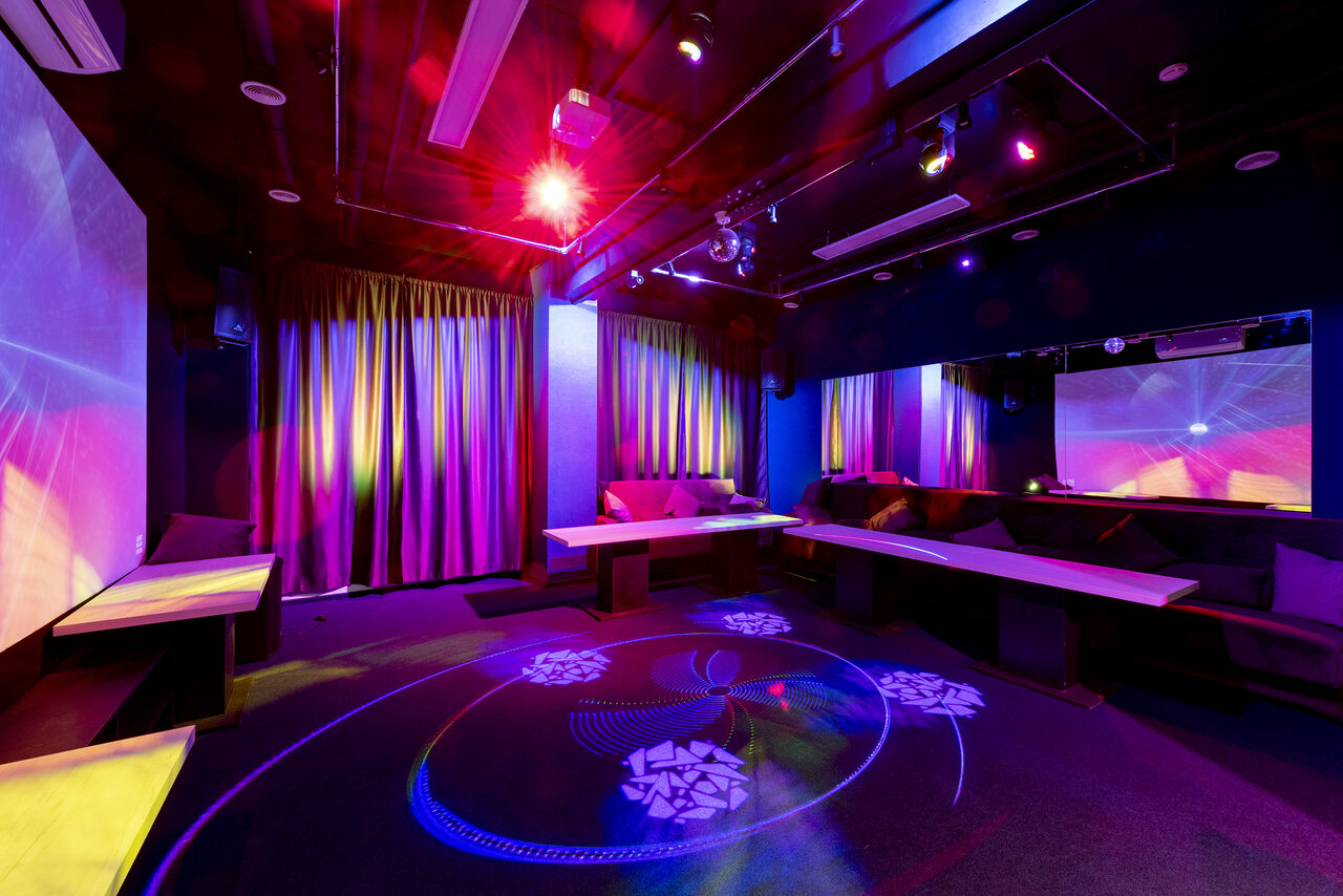 Арендовать Stage Loft with Karaoke and light music