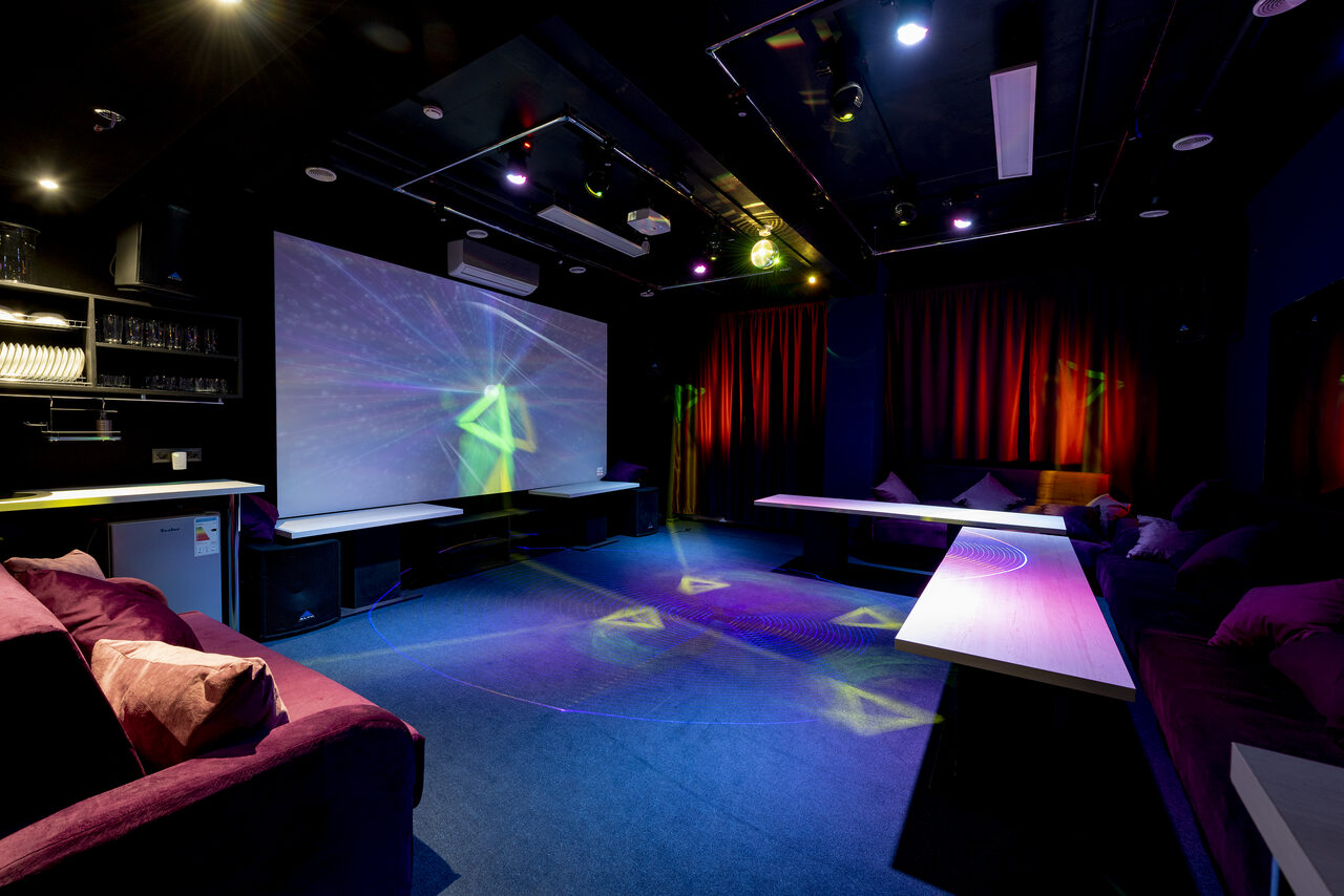 Арендовать Stage Loft with Karaoke and light music