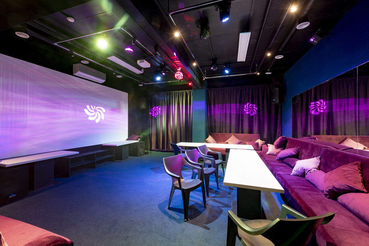 Арендовать Stage Loft with Karaoke and light music