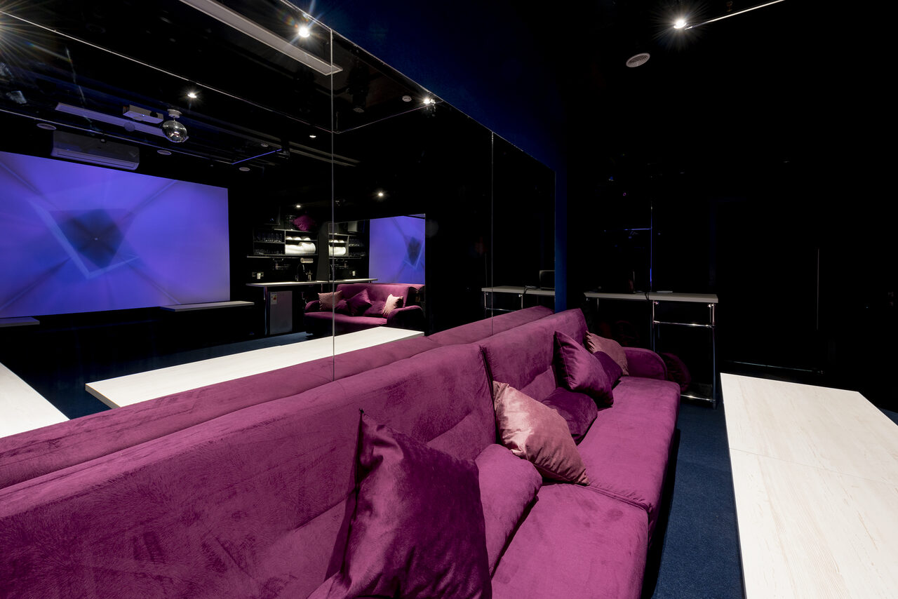 Арендовать Stage Loft with Karaoke and light music