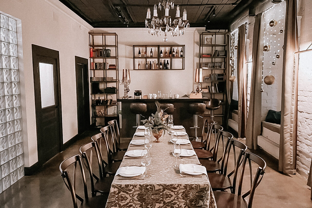 Арендовать Bright room with large windows