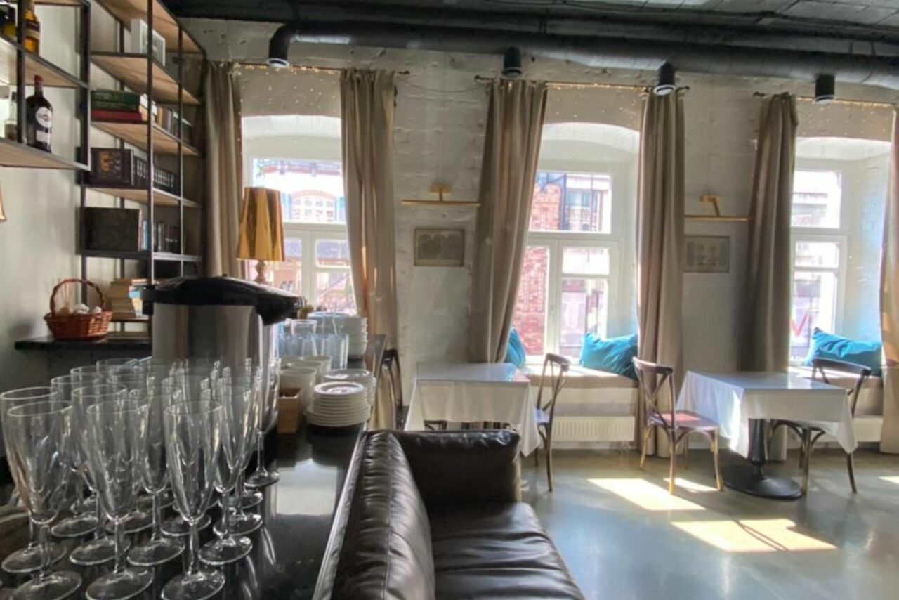 Арендовать Bright room with large windows