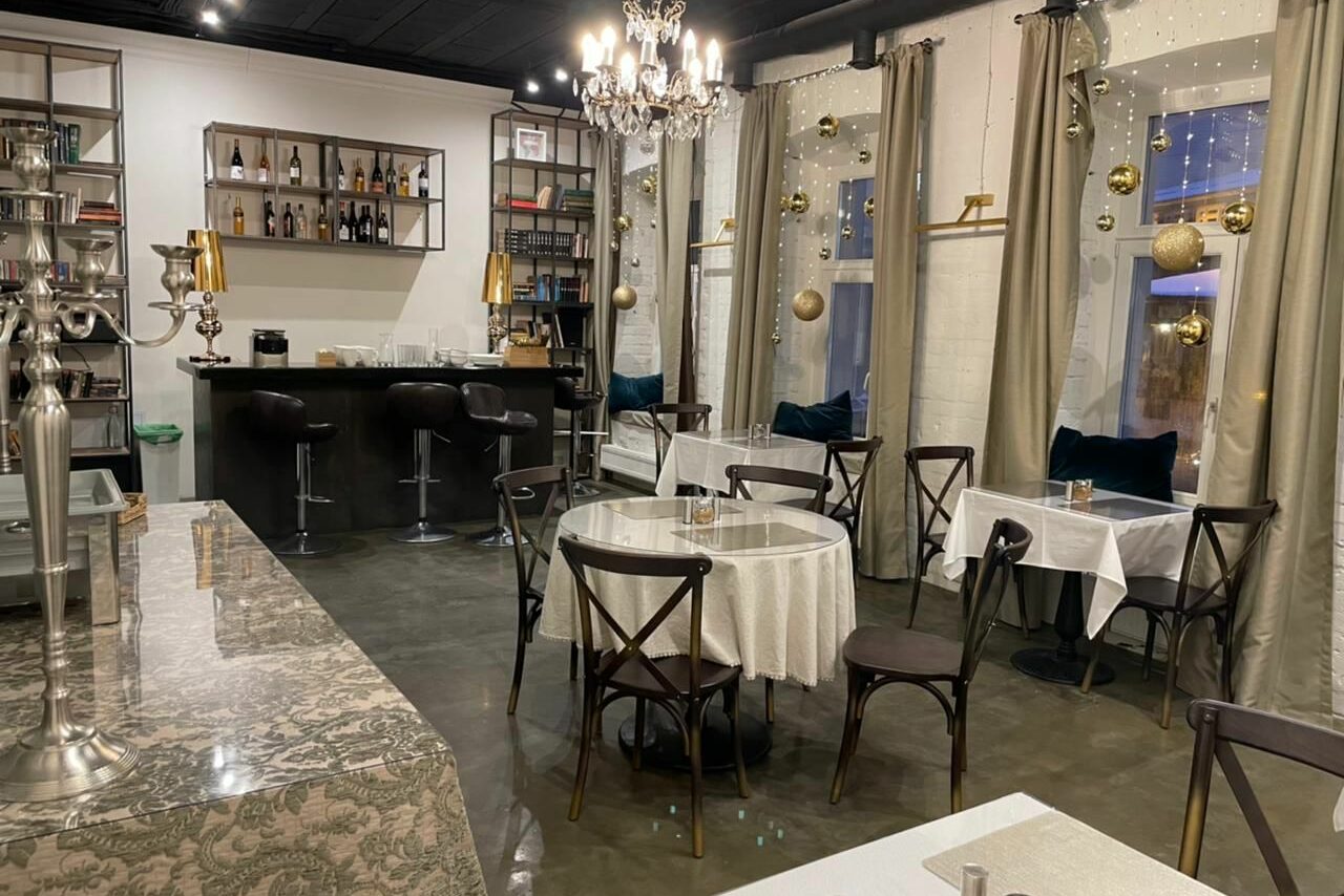 Арендовать Bright room with large windows