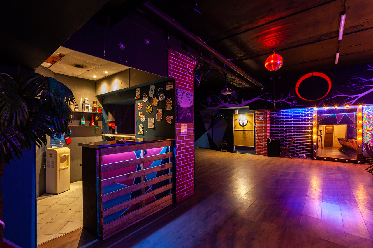 Арендовать Лофт со светомузыкой и настольным теннисом