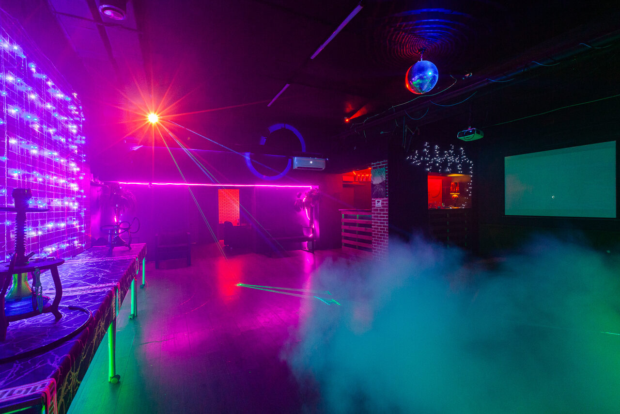 Арендовать Лофт со светомузыкой и настольным теннисом