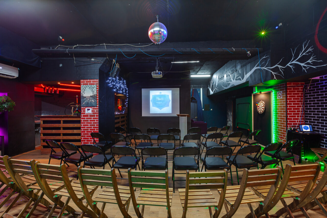 Арендовать Лофт со светомузыкой и настольным теннисом