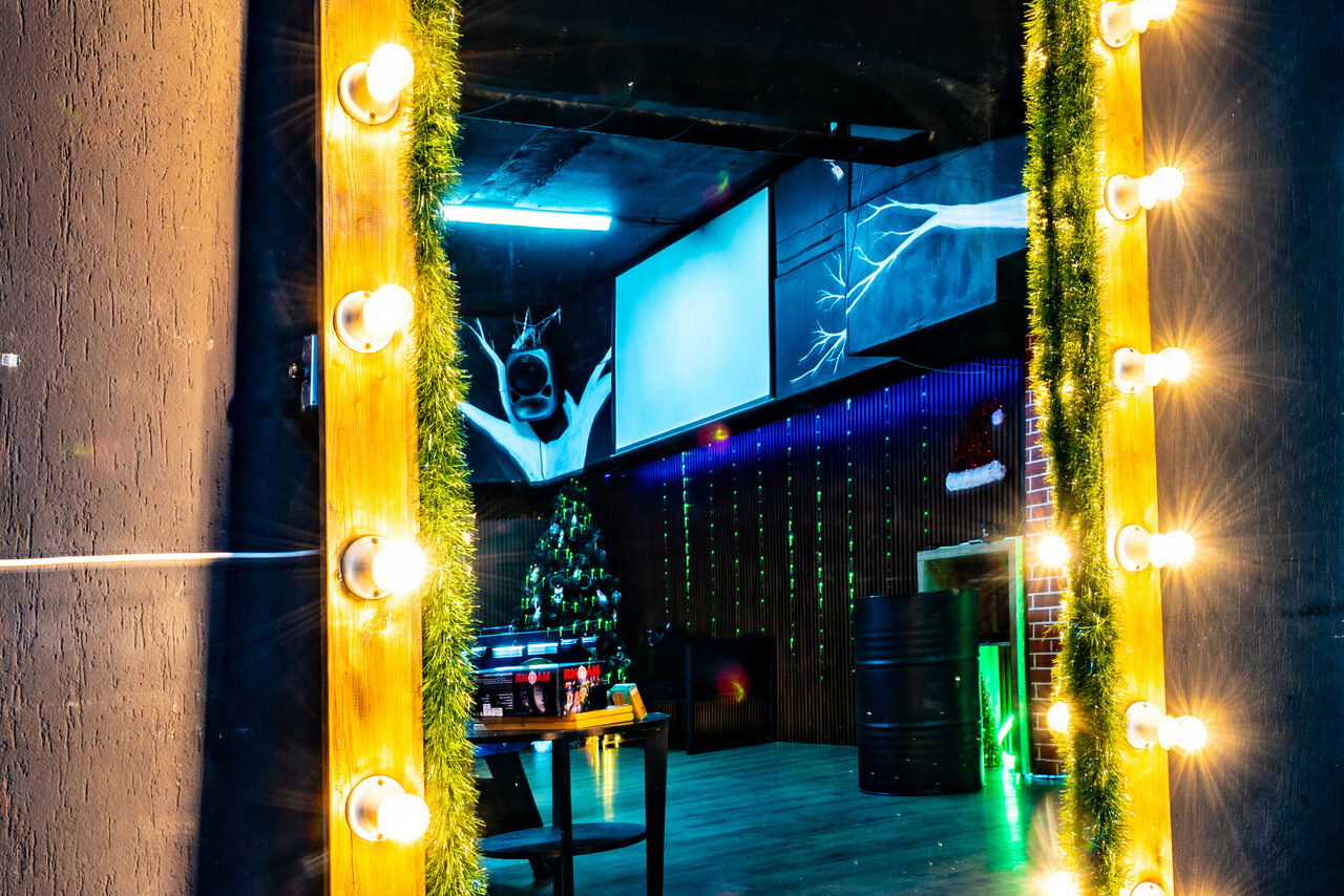 Арендовать Лофт со светомузыкой и настольным теннисом