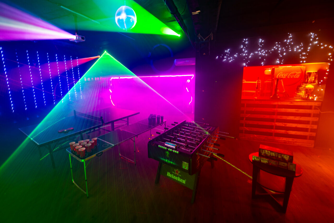 Арендовать Лофт со светомузыкой и настольным теннисом