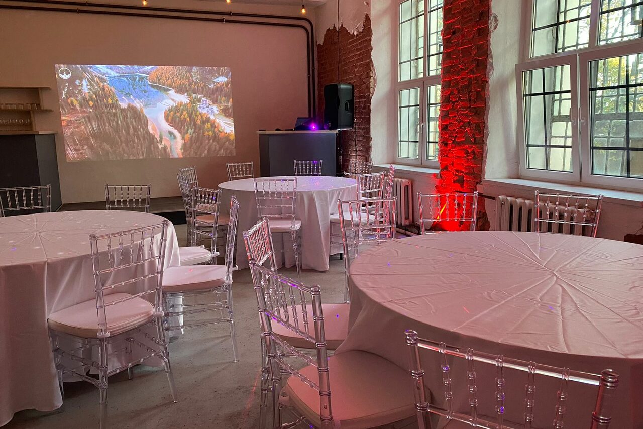 Арендовать Stylish loft with high ceilings