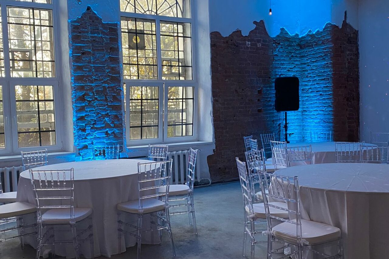 Арендовать Stylish loft with high ceilings