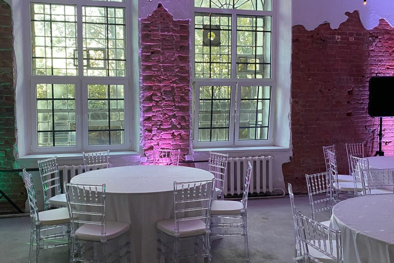 Арендовать Stylish loft with high ceilings