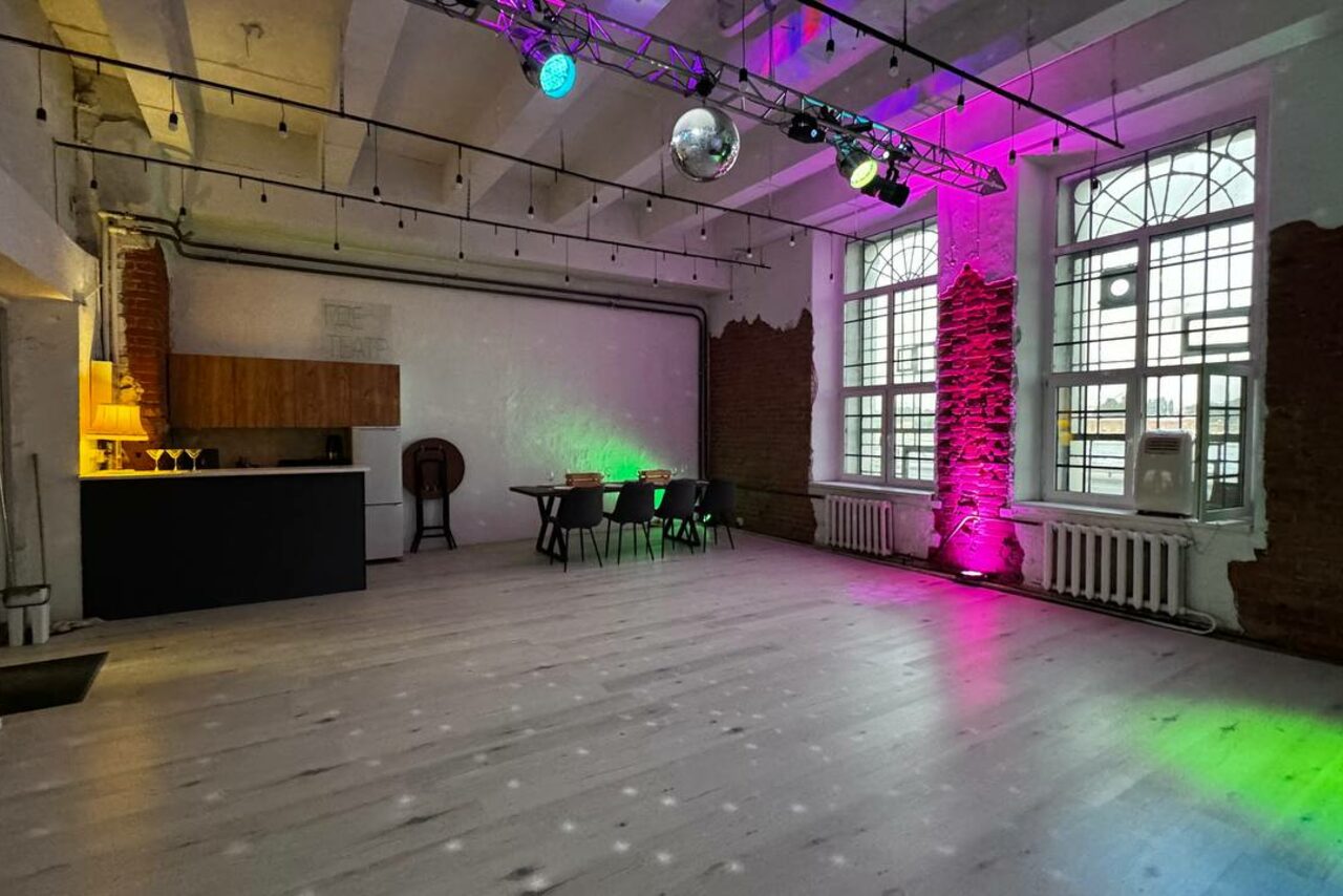 Арендовать Stylish loft with high ceilings