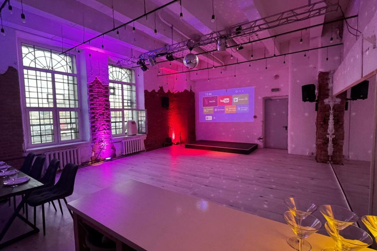 Арендовать Stylish loft with high ceilings