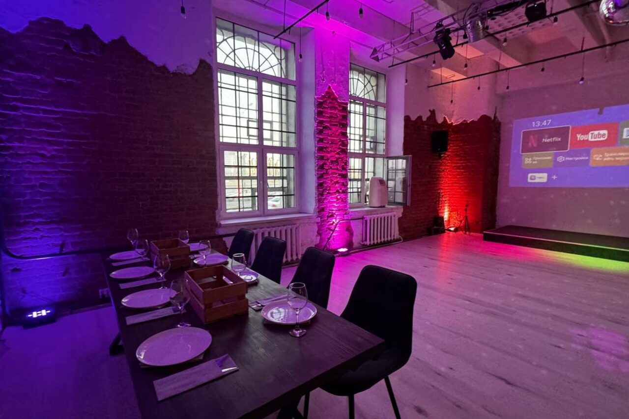 Арендовать Stylish loft with high ceilings