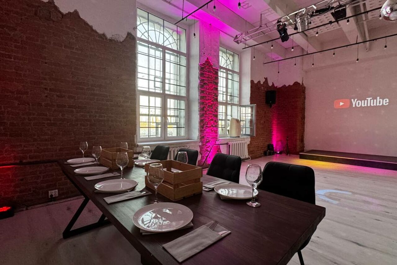 Арендовать Stylish loft with high ceilings