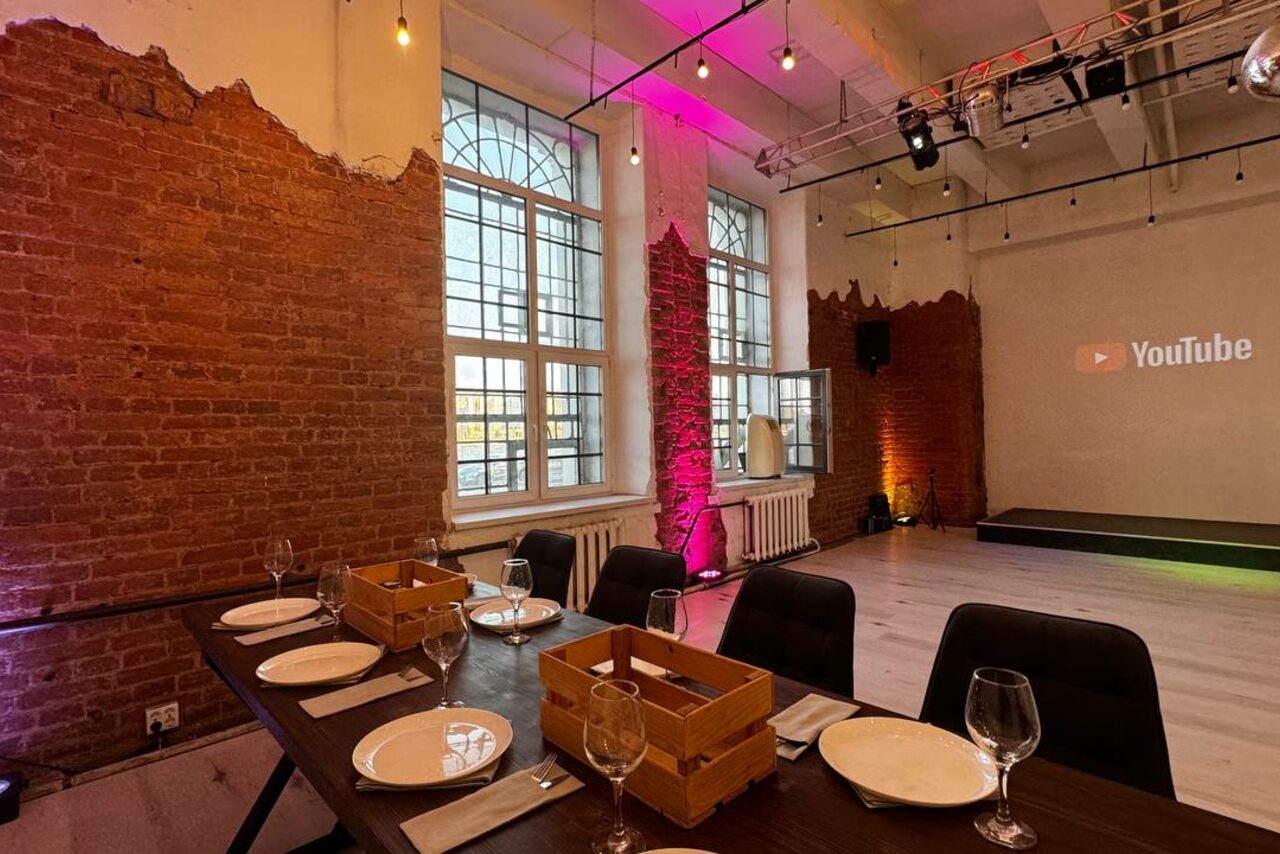 Арендовать Stylish loft with high ceilings