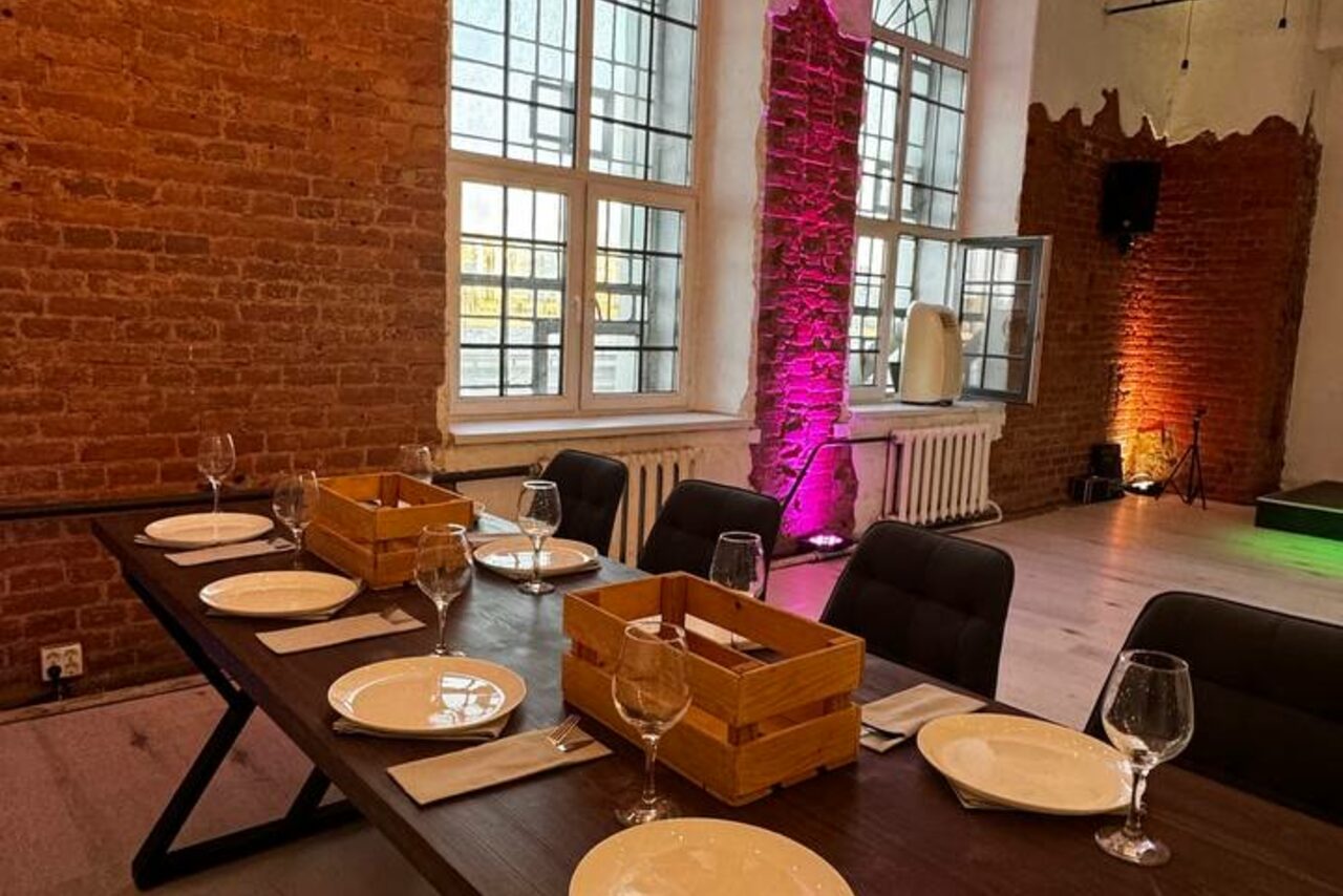 Арендовать Stylish loft with high ceilings