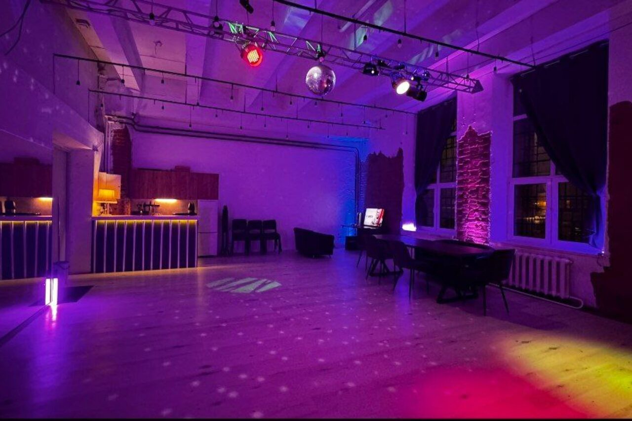 Арендовать Stylish loft with high ceilings