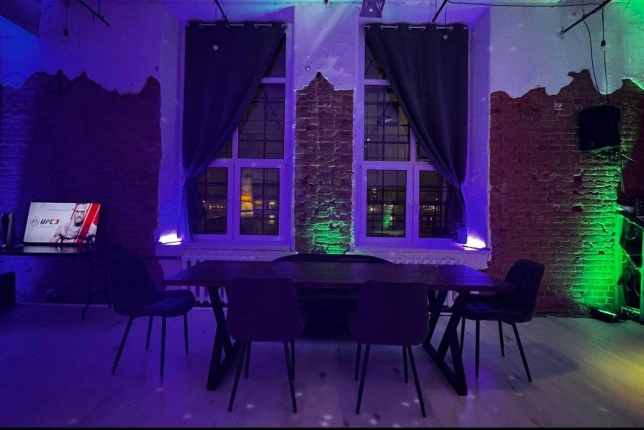 Арендовать Stylish loft with high ceilings