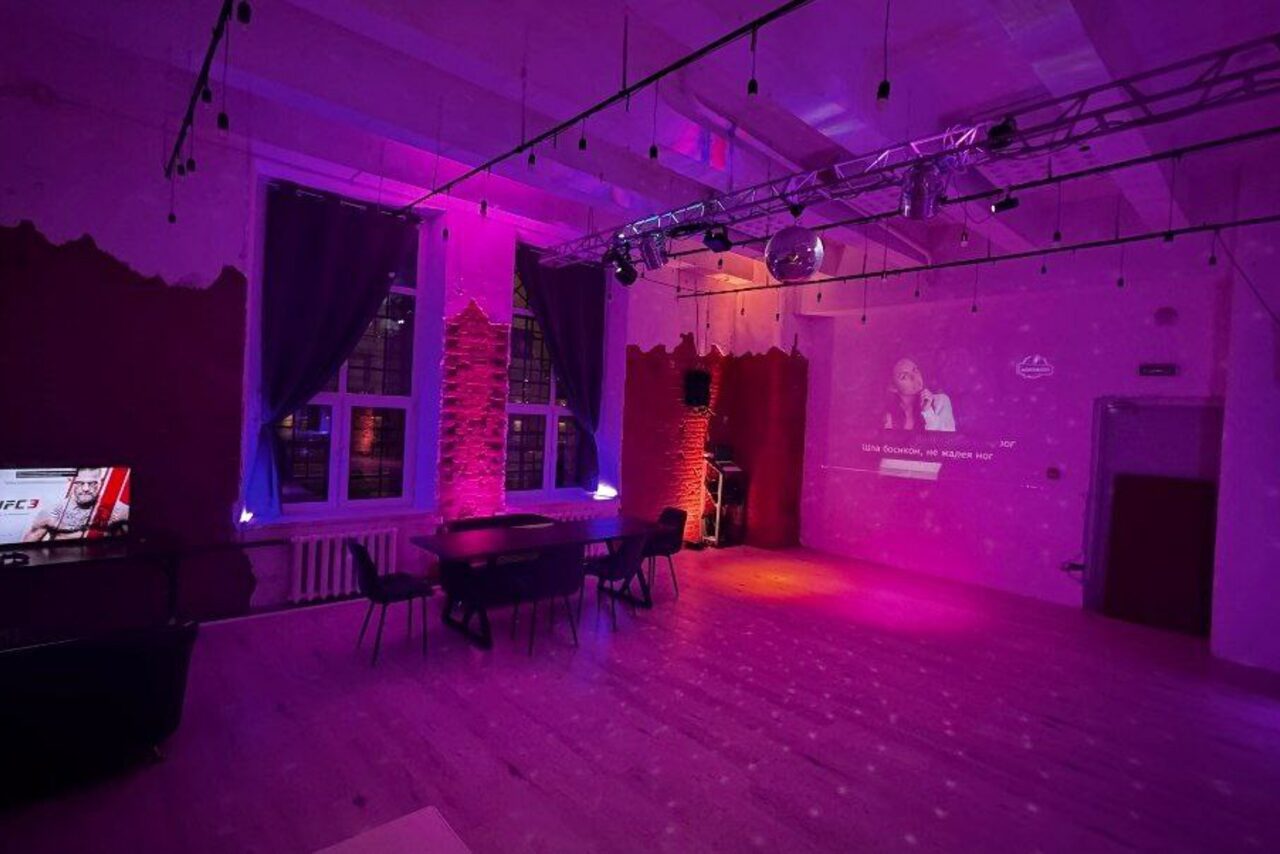 Арендовать Stylish loft with high ceilings