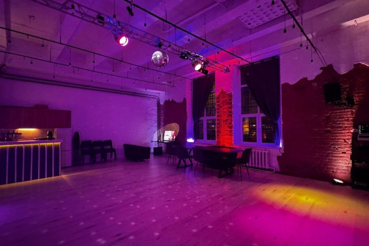 Арендовать Stylish loft with high ceilings