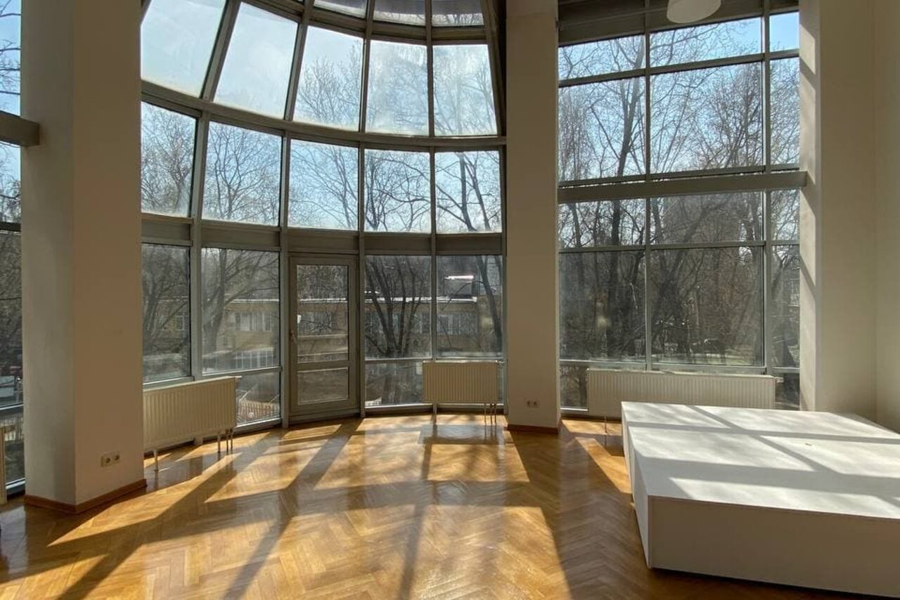 Арендовать Просторная фотостудия с несколькими залами 