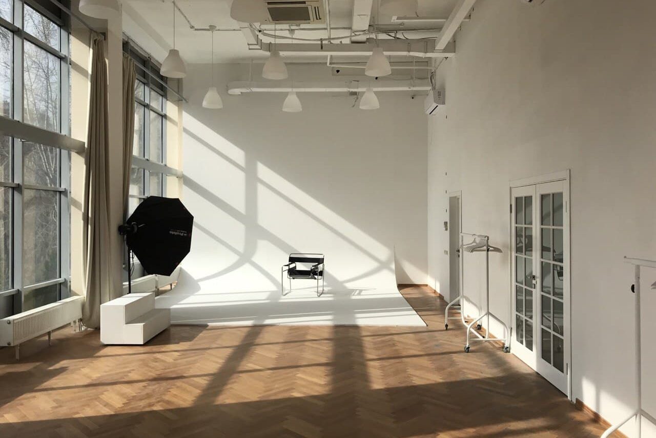 Арендовать Просторная фотостудия с несколькими залами 