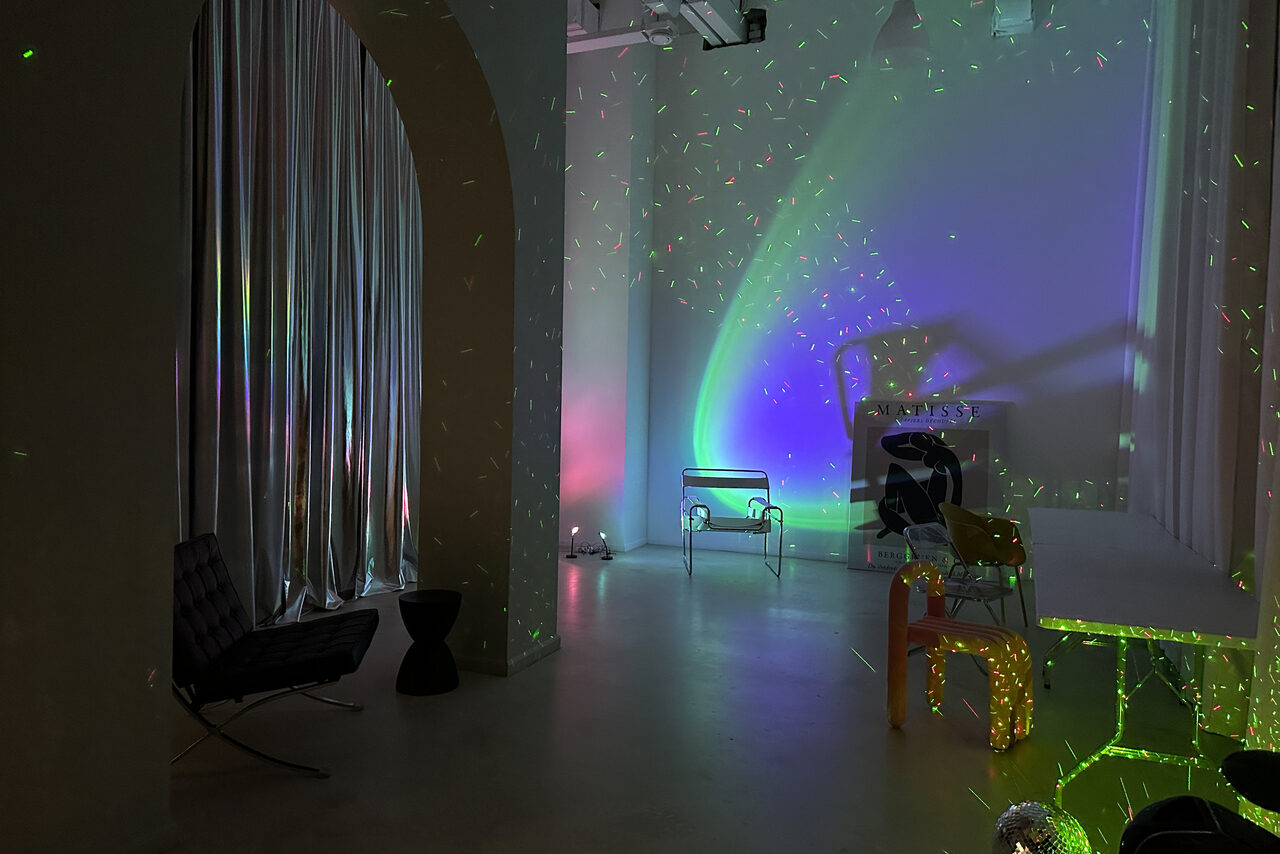 Арендовать Просторная фотостудия с несколькими залами 