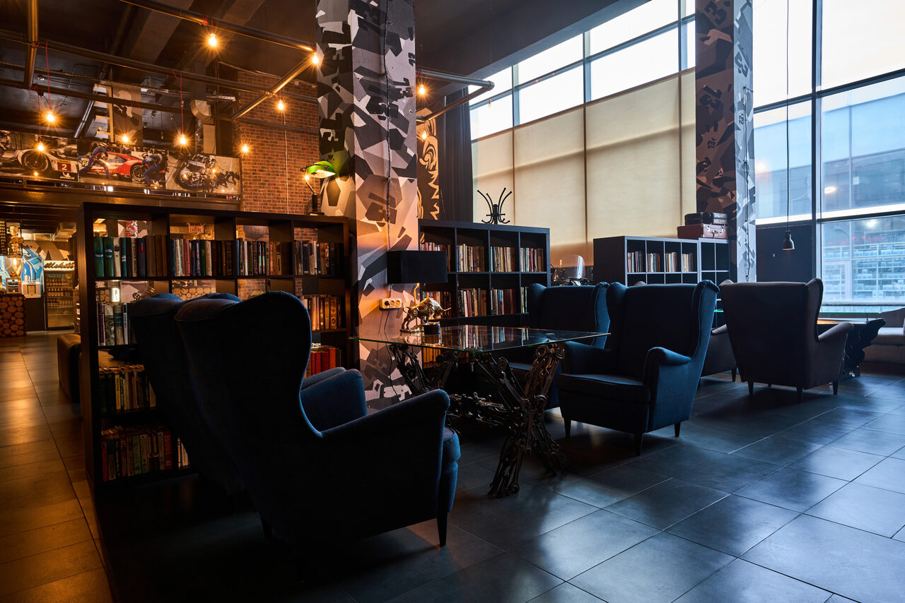 Арендовать Креативный лофт с автомобилями