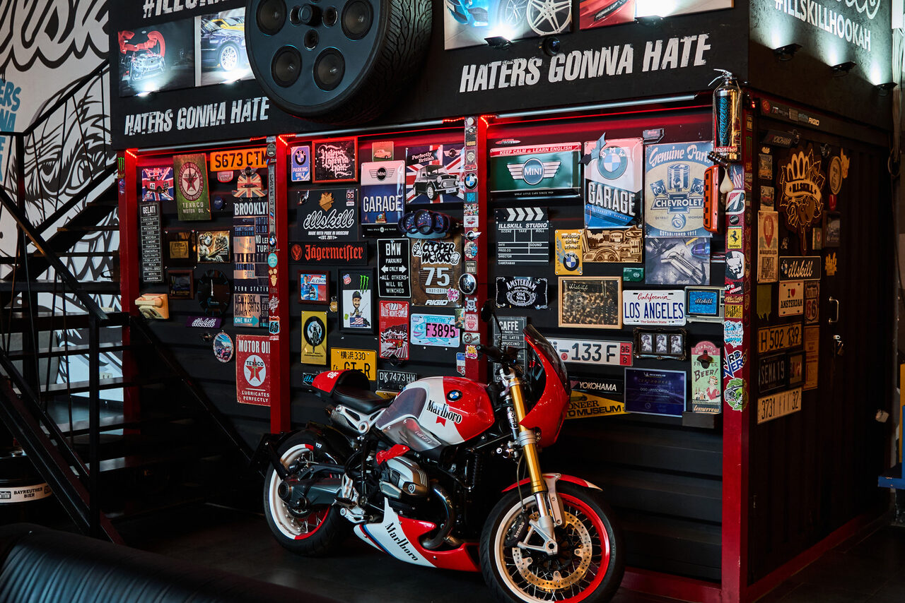 Арендовать Креативный лофт с автомобилями