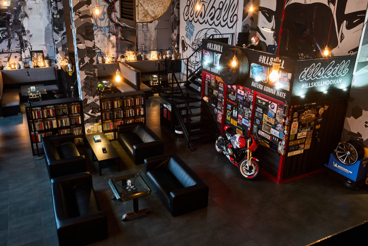 Арендовать Креативный лофт с автомобилями