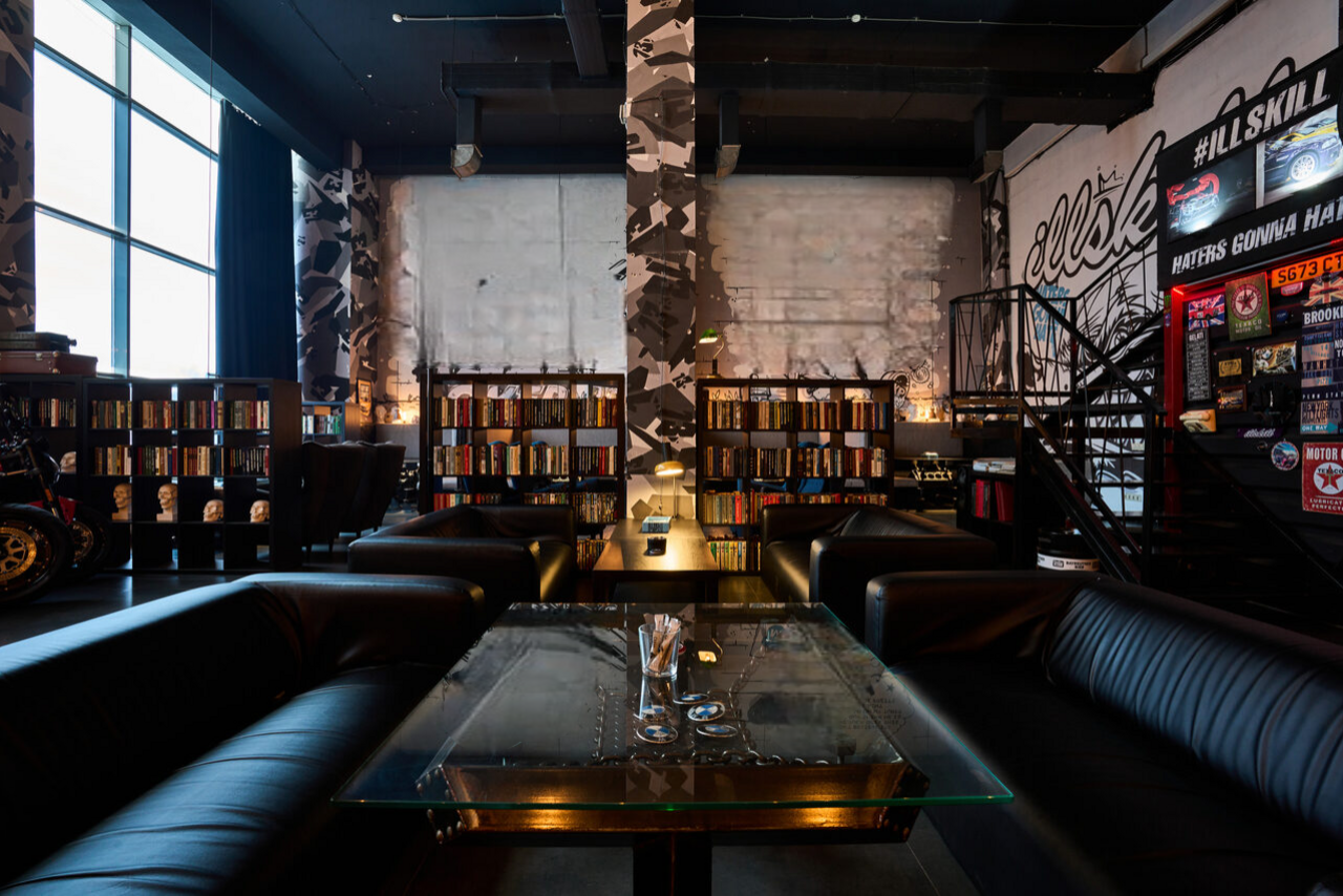 Арендовать Креативный лофт с автомобилями