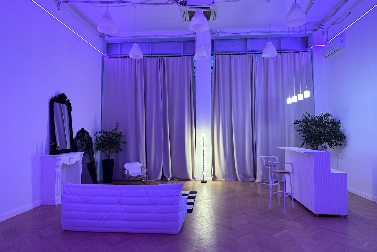 Арендовать BANG Просторный светлый зал с высокими потолками