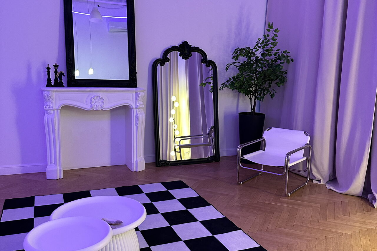 Арендовать BANG Просторный светлый зал с высокими потолками