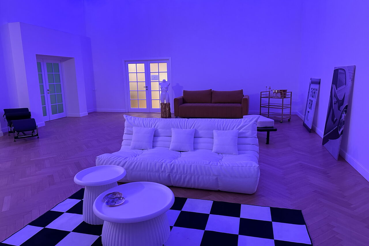 Арендовать BANG Просторный светлый зал с высокими потолками