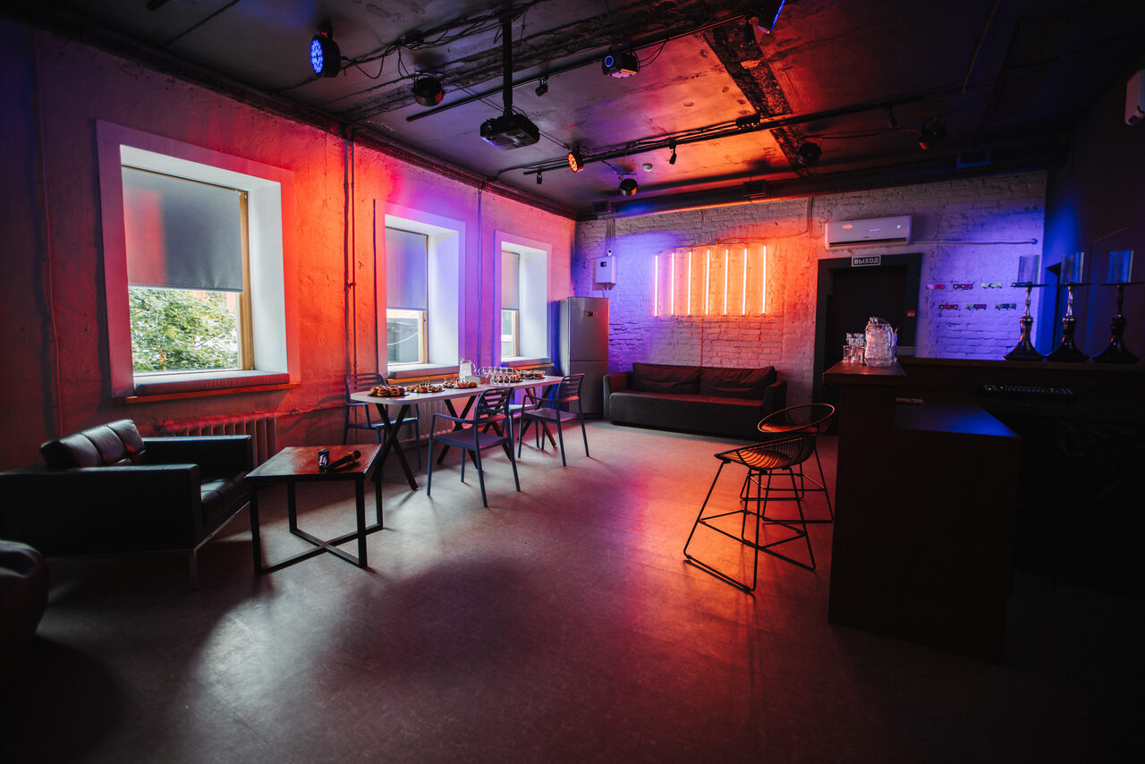 Арендовать Лофт Santa с большими окнами. Барная стойка с кальянами. Накрытые столы, стулья. Диван. Кондиционер