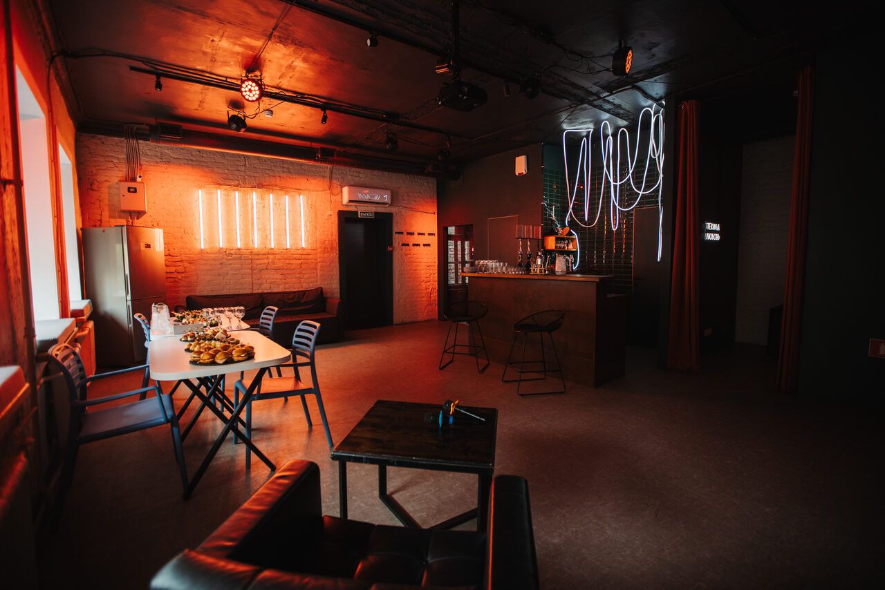 Арендовать Лофт Santa с большими окнами. Барная стойка с кальянами и неоновой лентой. Столы, стулья. Кондиционер. Холодильник