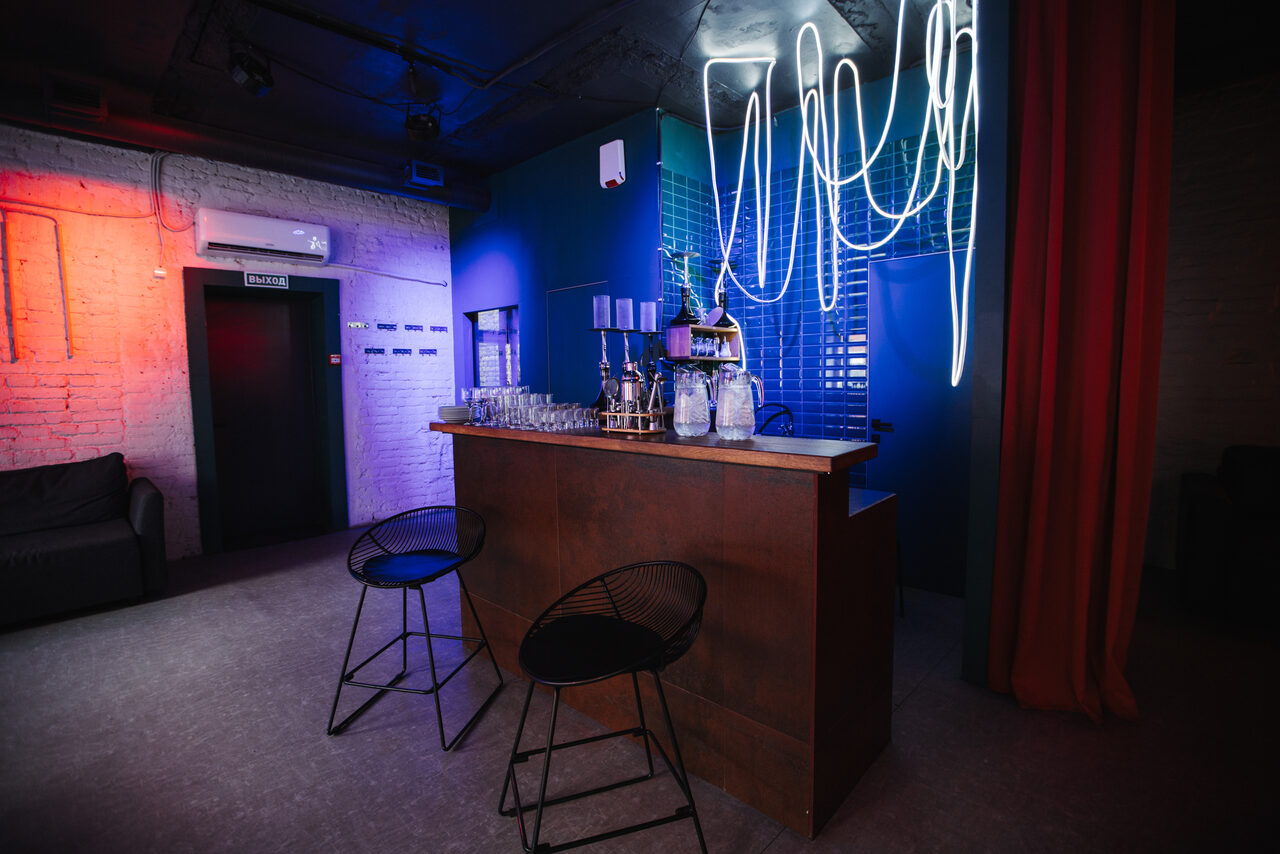 Арендовать Лофт Santa с большими окнами. Барная стойка со стульями. Посуда. Неоновая лента. Кондиционер