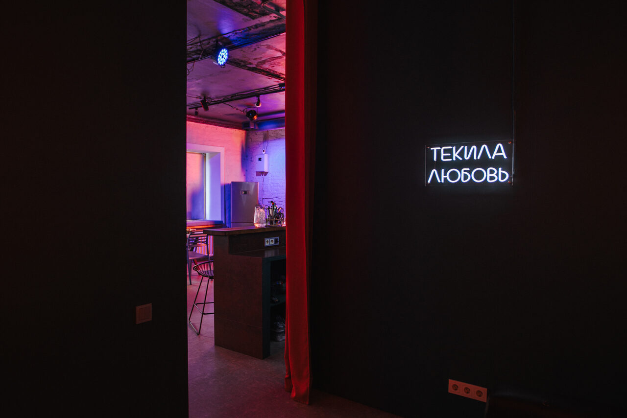 Арендовать Лофт Santa с большими окнами. Небольшая отдельная комната. Неоновая вывеска. Журнальный столик