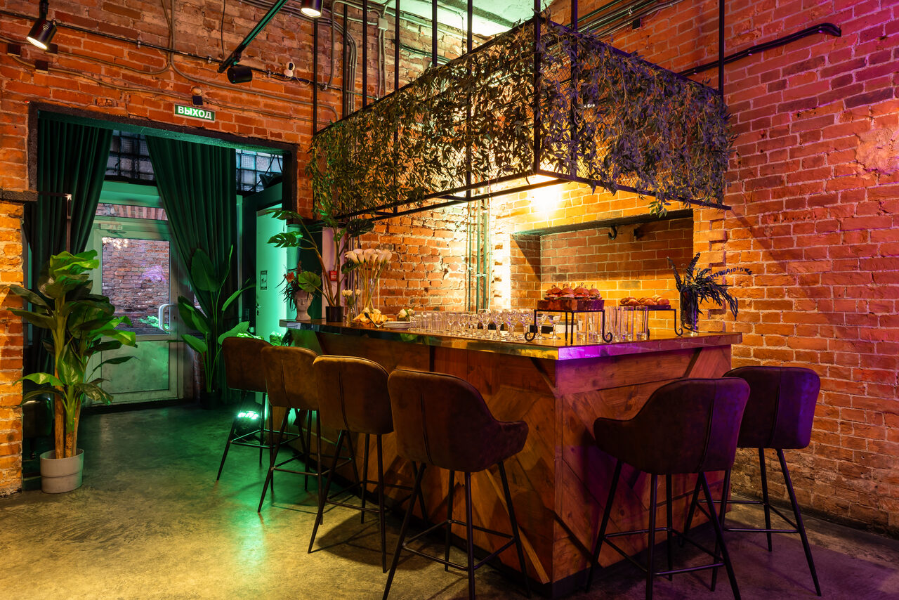 Арендовать Лофт со сценой. Диваны. Небольшой стол. Декоративный камин