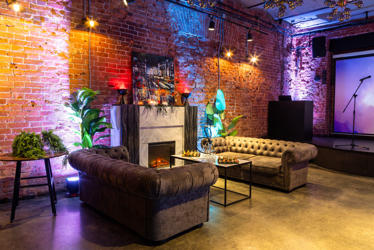 Арендовать Лофт со сценой. Широкая барная стойка с барными стульями