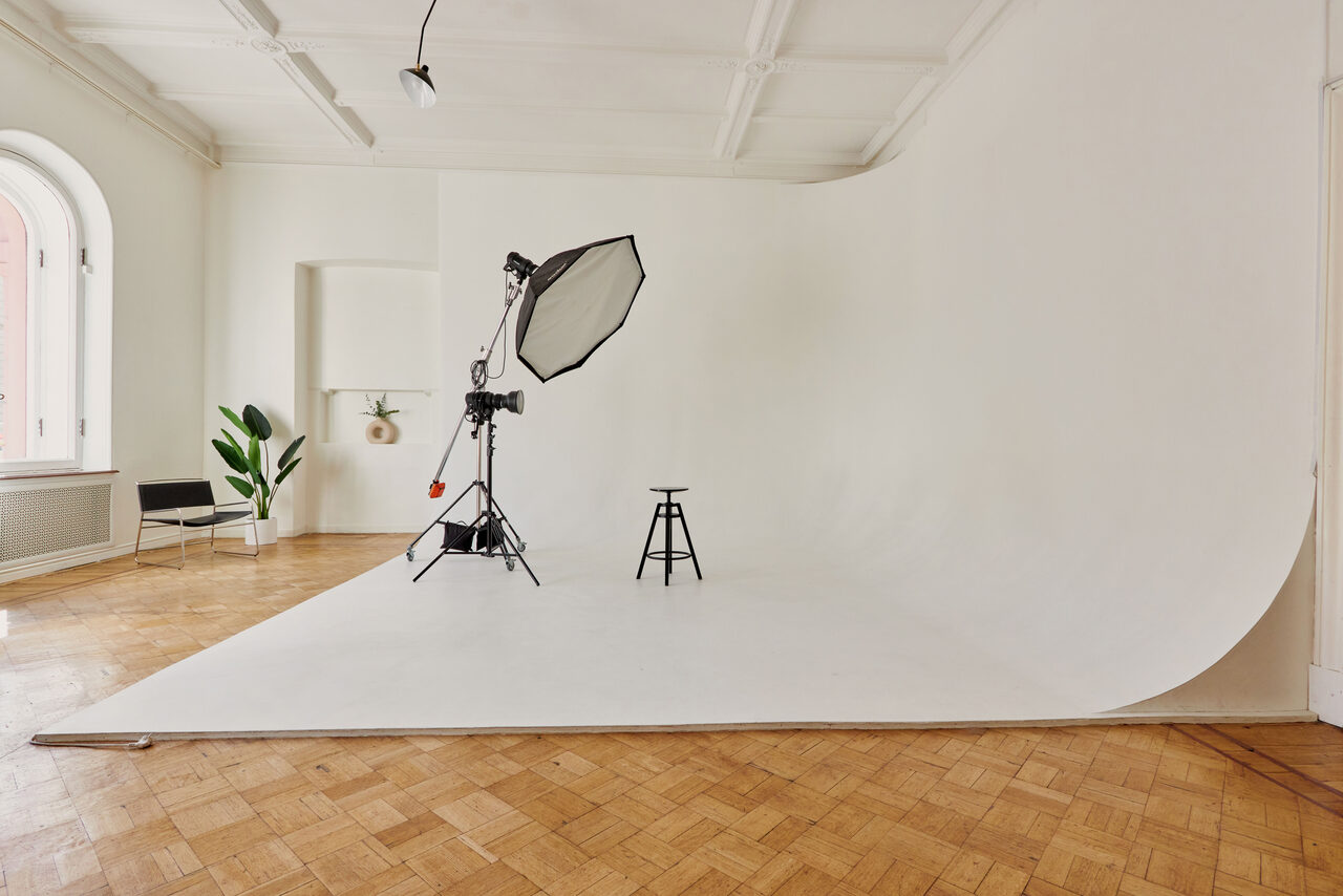 Арендовать Светлый зал с белой циклорамой и балконом