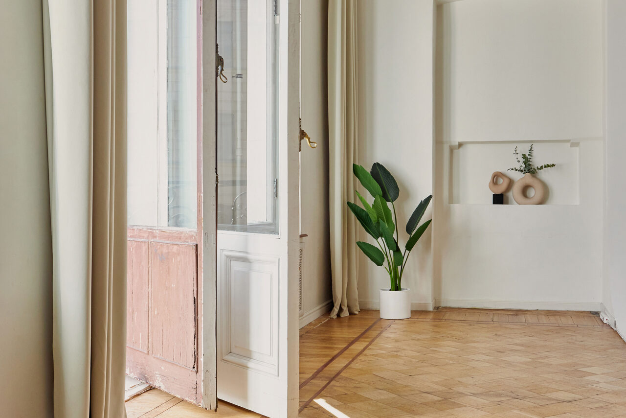 Арендовать Светлый зал с белой циклорамой и балконом