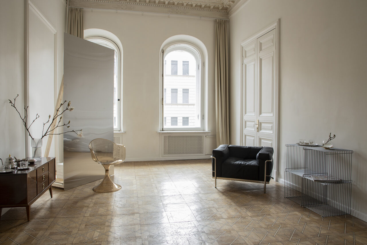 Арендовать Светлый зал с белой циклорамой и балконом