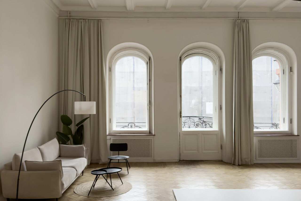 Арендовать Светлый зал с белой циклорамой и балконом