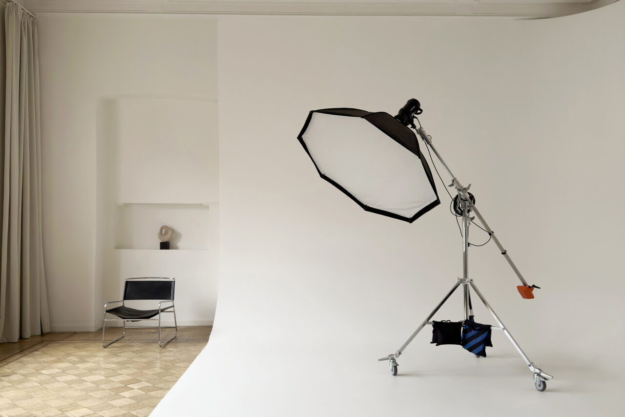 Арендовать Светлый зал с белой циклорамой и балконом