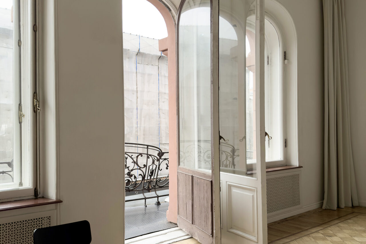 Арендовать Светлый зал с белой циклорамой и балконом