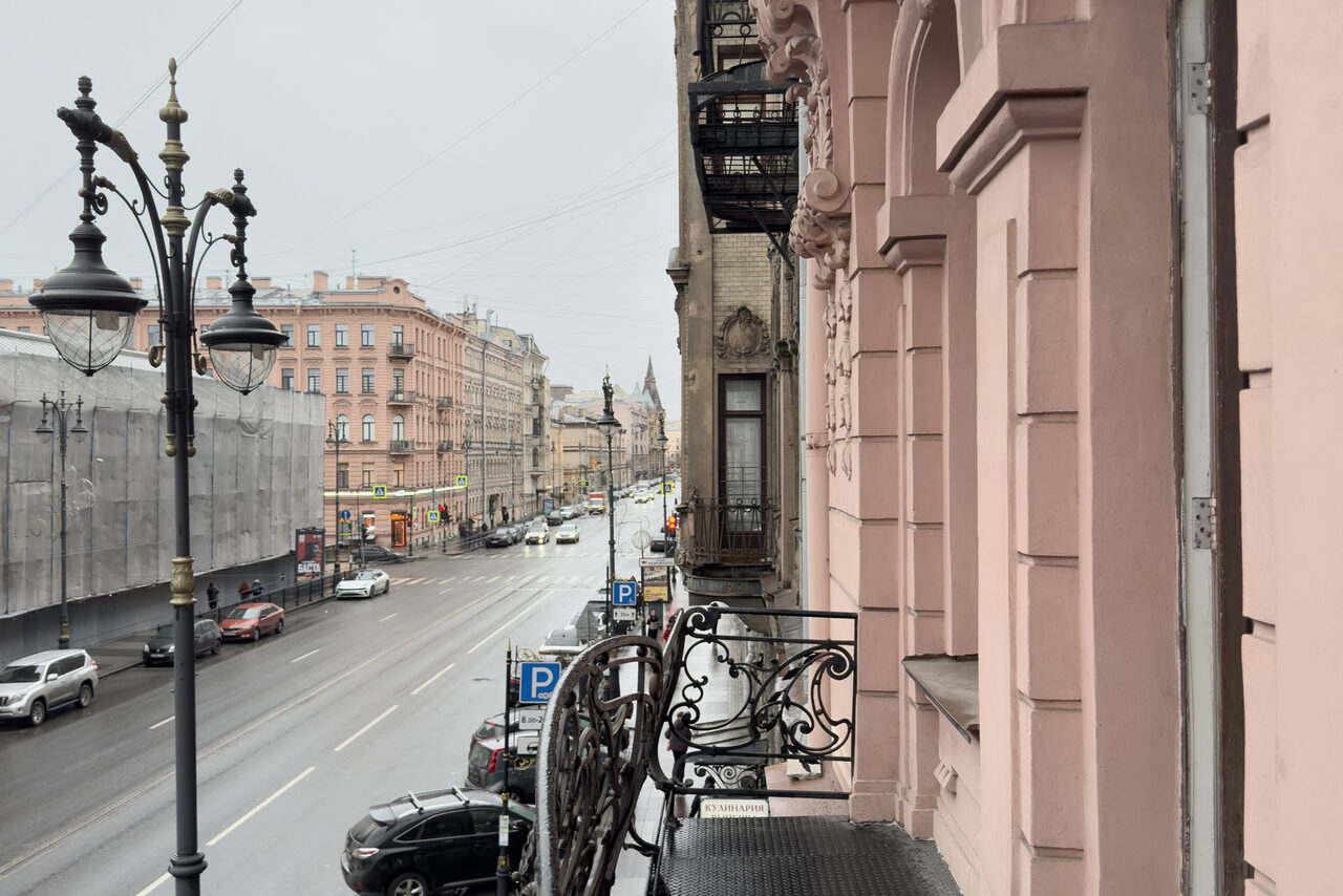Арендовать Светлый зал с белой циклорамой и балконом