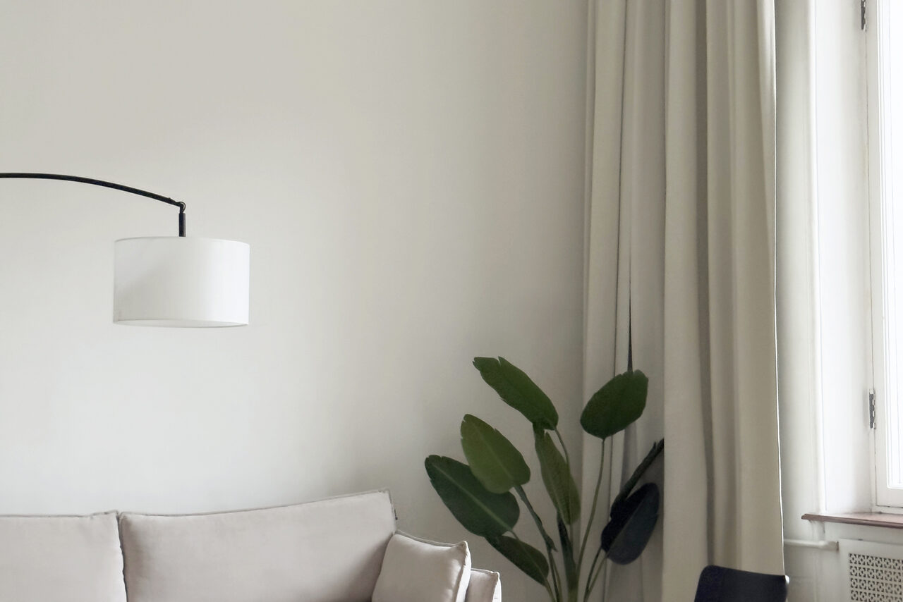 Арендовать Светлый зал с белой циклорамой и балконом