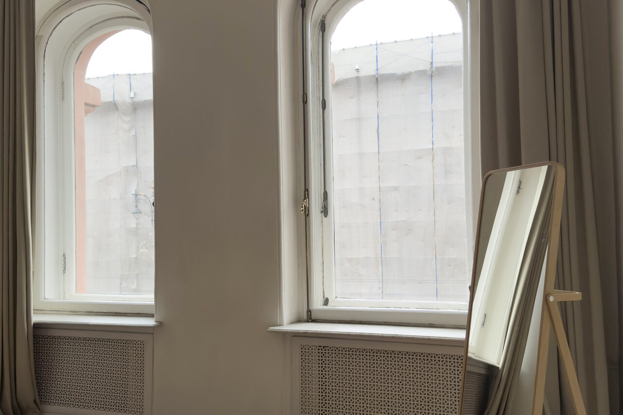 Арендовать Светлый зал с белой циклорамой и балконом